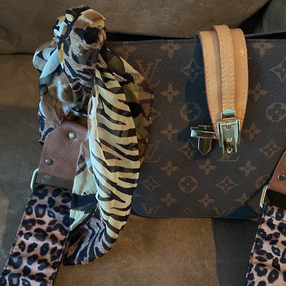 Adrienne vittadini silk scarf can be worn multi ways - Picture 6 of 6